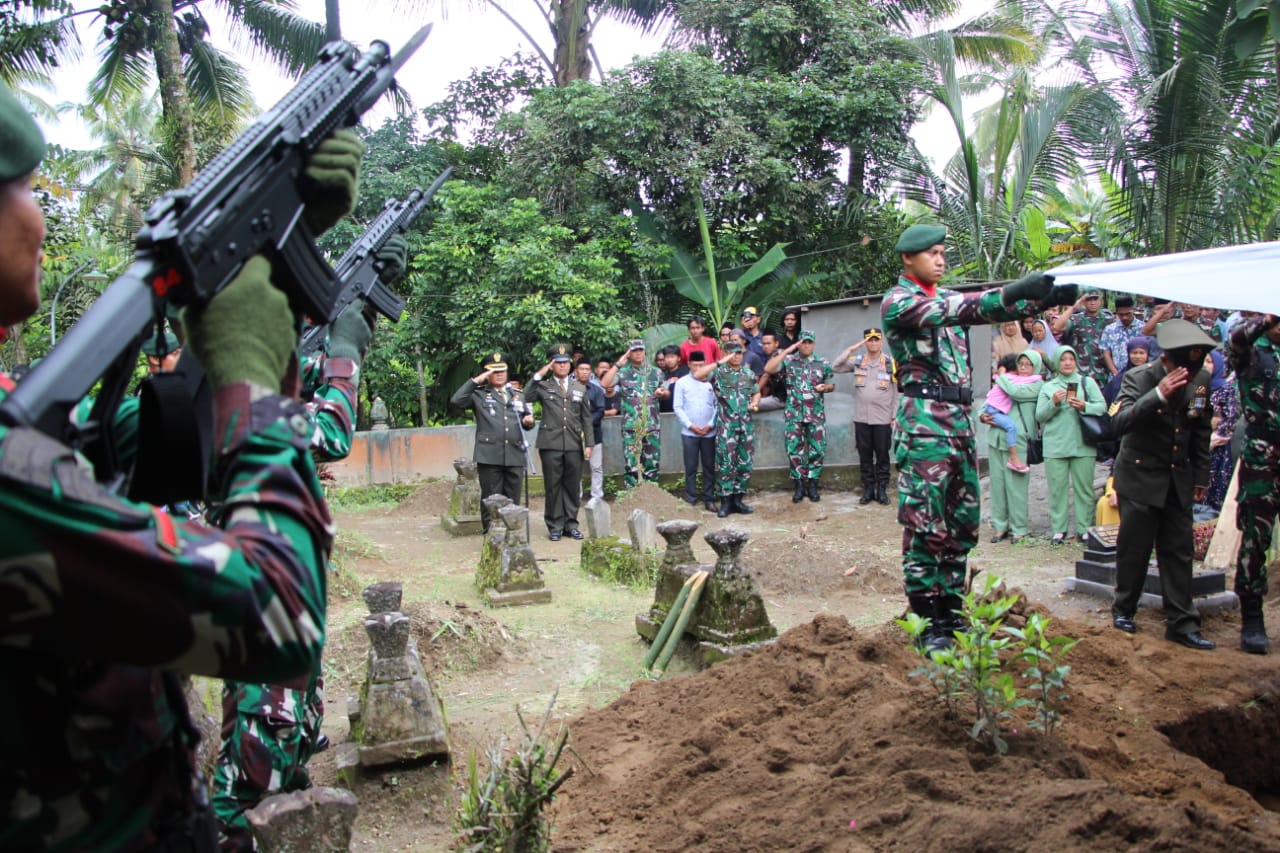 Dandim Temanggung Pimpin Upacara Pemakaman Anggotanya Saat Pilpres 2024